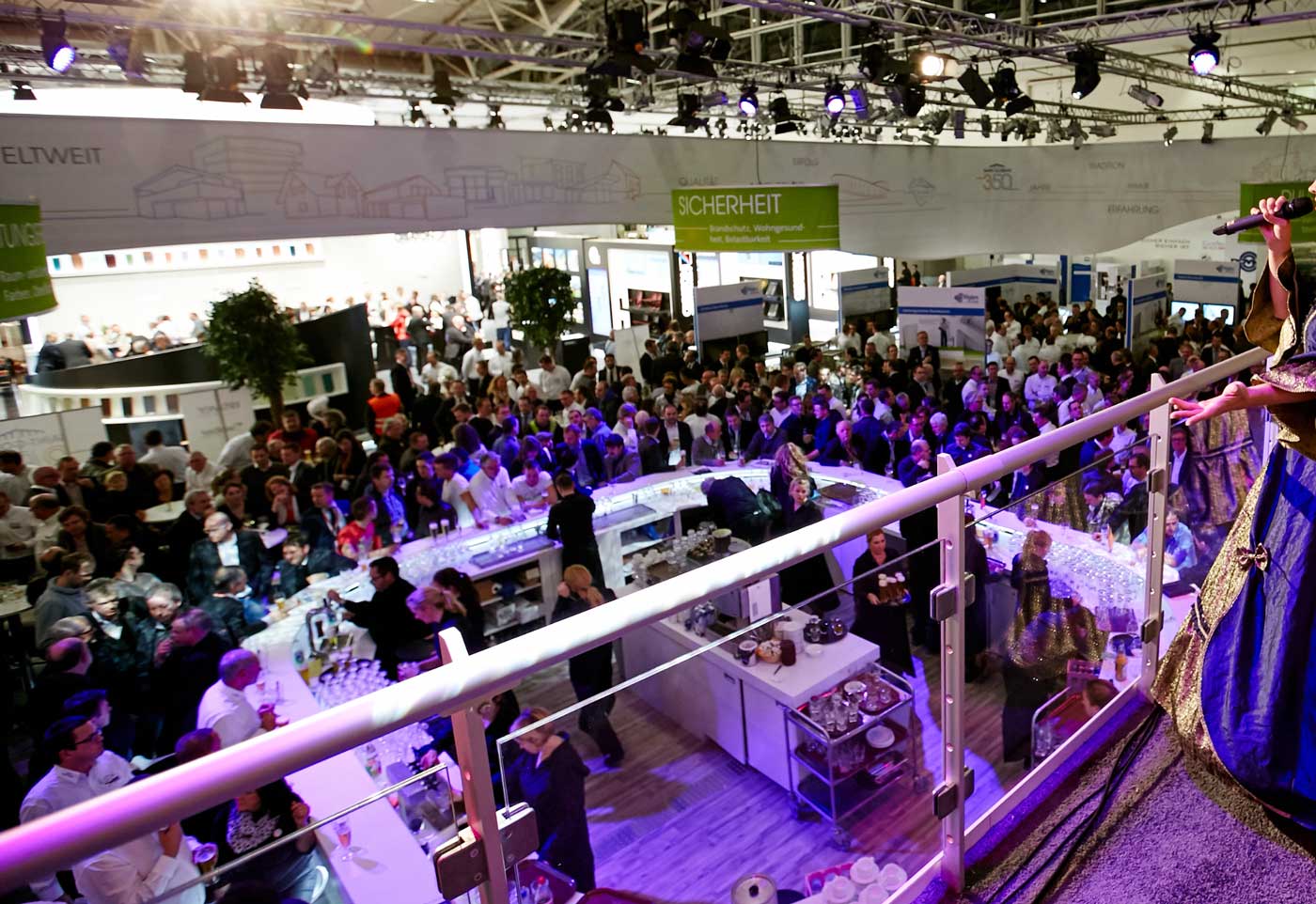 Live entertainment at BAU Munich with DJ and saxophonist