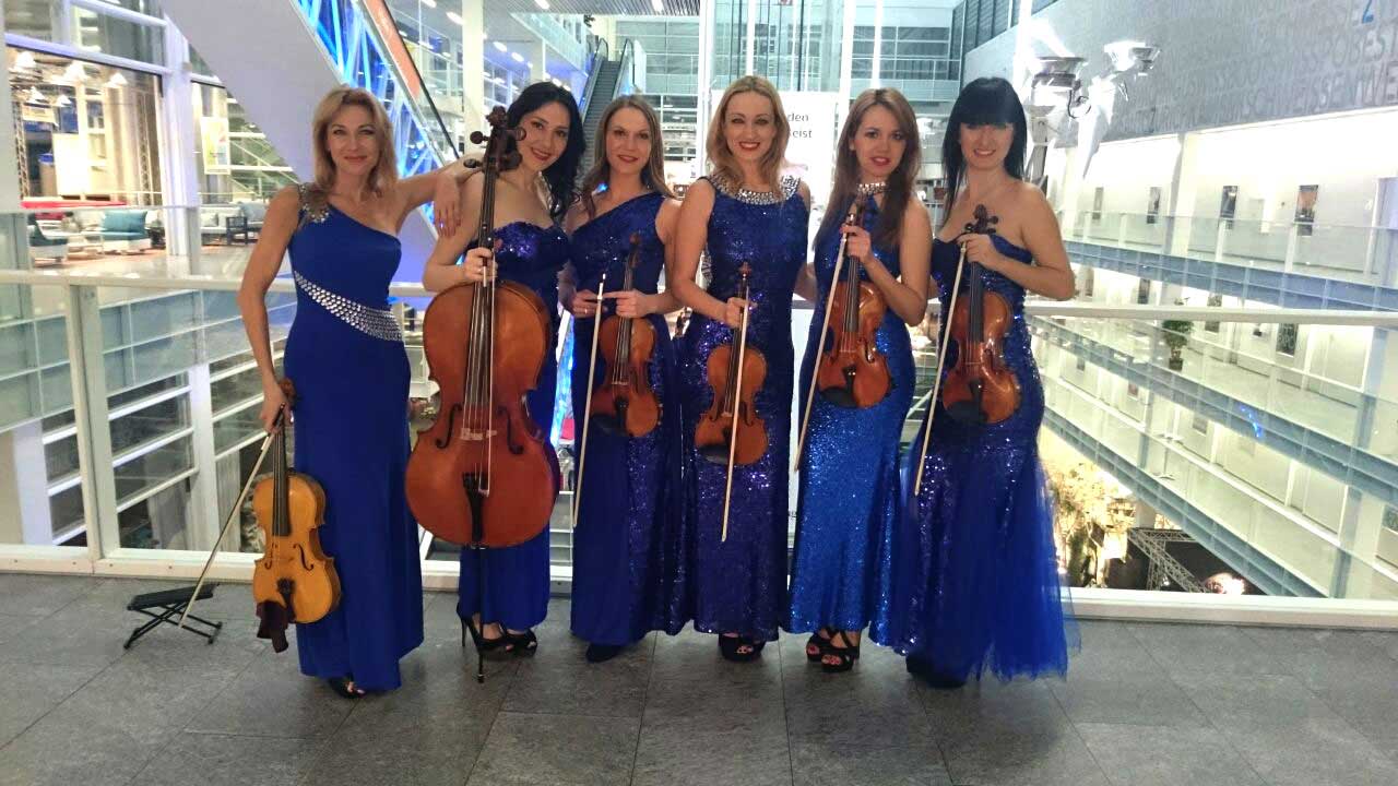 Walking act for exhibition stands and client receptions in Munich