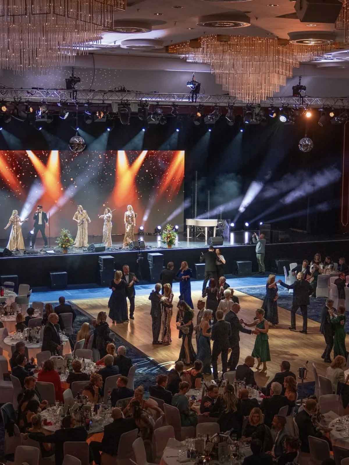 Partyband bei einer Messe-Afterparty in Köln auf großer Galabühne