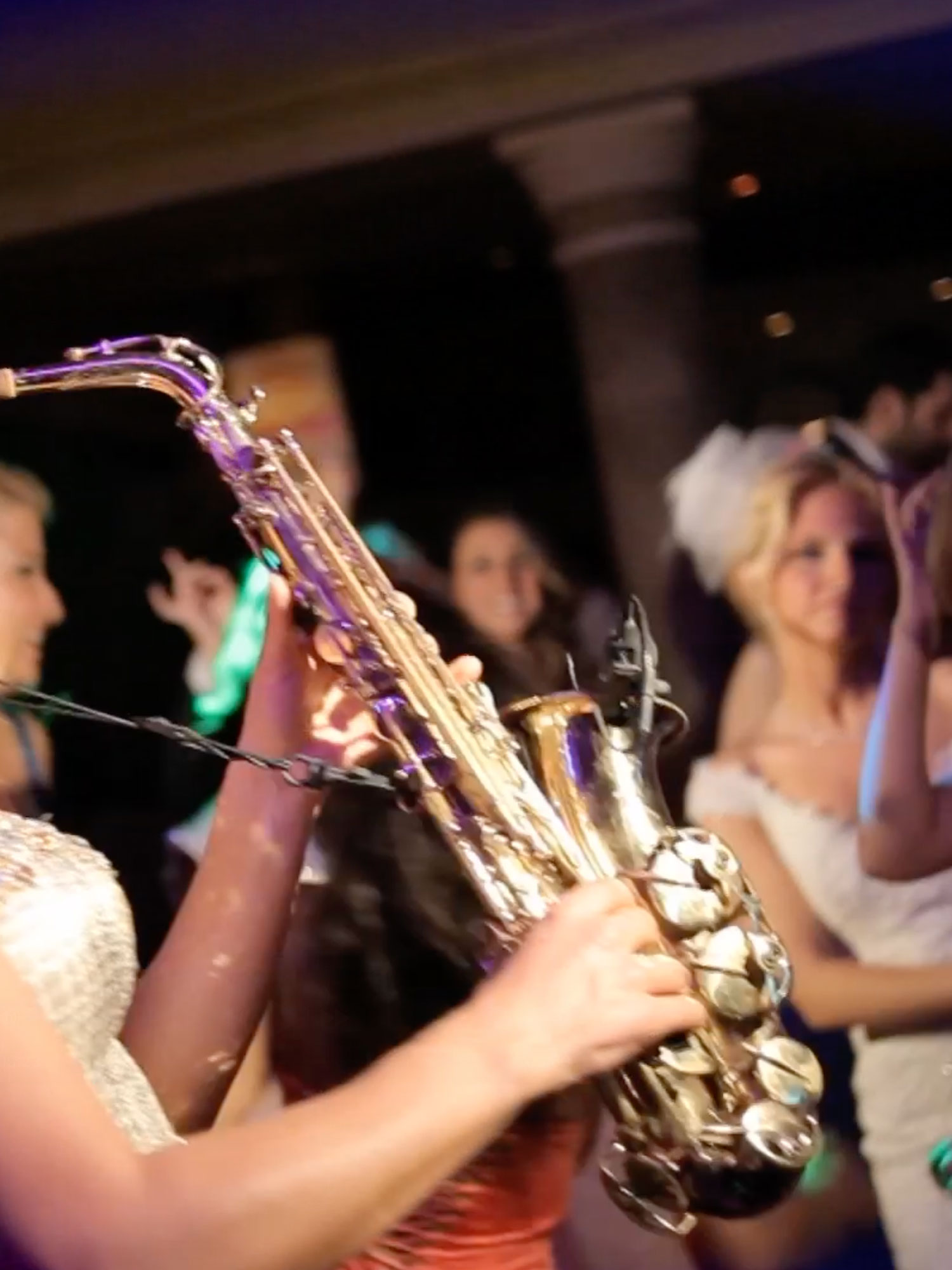 Saxophonistin spielt DJ & Saxophon live auf der Tanzfläche einer Hochzeit in München