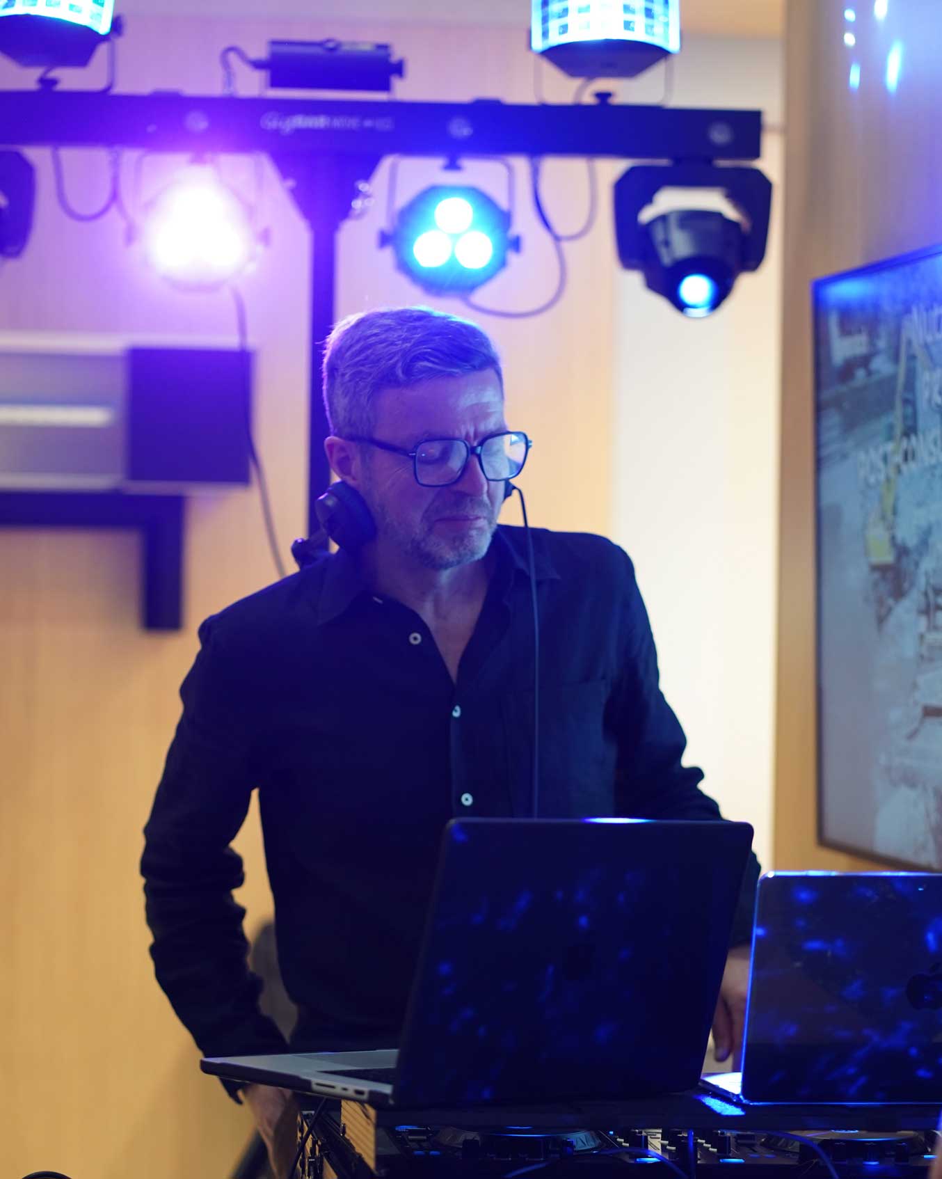 DJ mit eigener Veranstaltungstechnik – Sound und Licht für den Messestand auf der EXPO REAL München