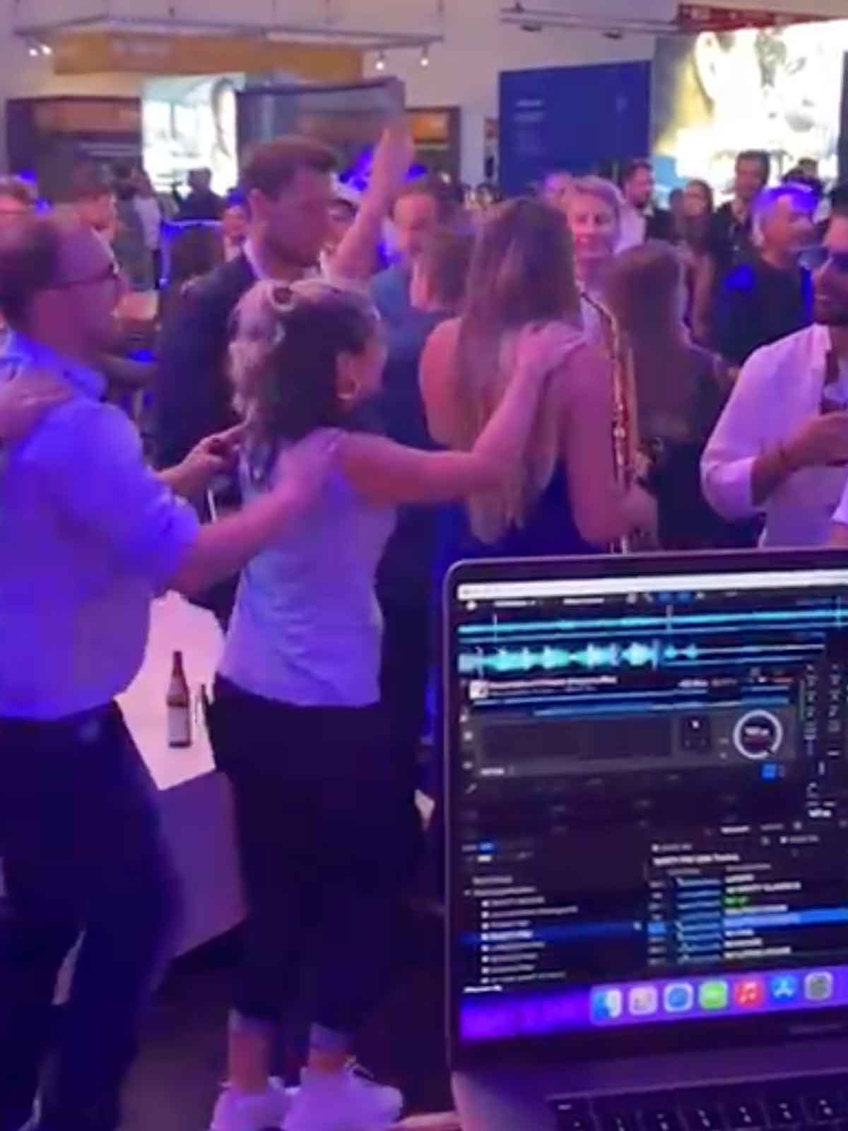 DJ & Sax auf der Messe Köln – tanzendes Publikum bei einer Standparty