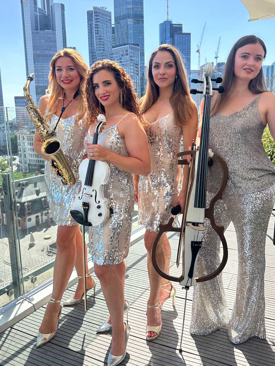 Damenband Frankfurt – elegantes Quartett von Munich All Stars mit Saxophon, Violine und Cello vor der Frankfurter Skyline