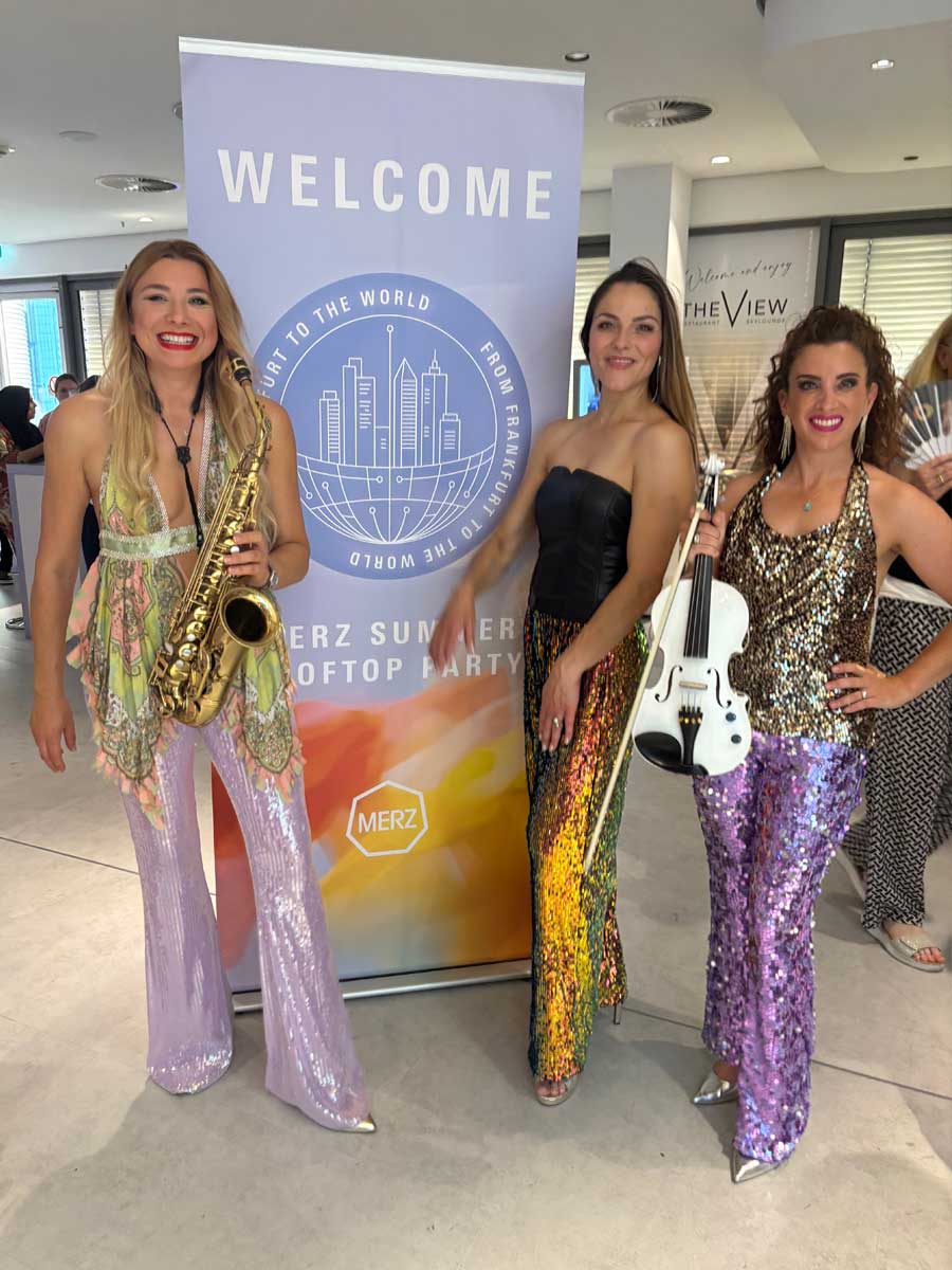 Walking Act Frankfurt – mobile Damenband von Munich All Stars mit Saxophon und Electric Violine beim Merz Summer Rooftop Party Empfang