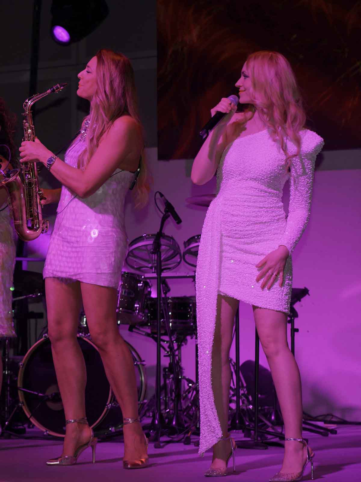 DJ Live Act mit Saxophonistin und Sängerin bei einer Standparty auf der Messe Köln