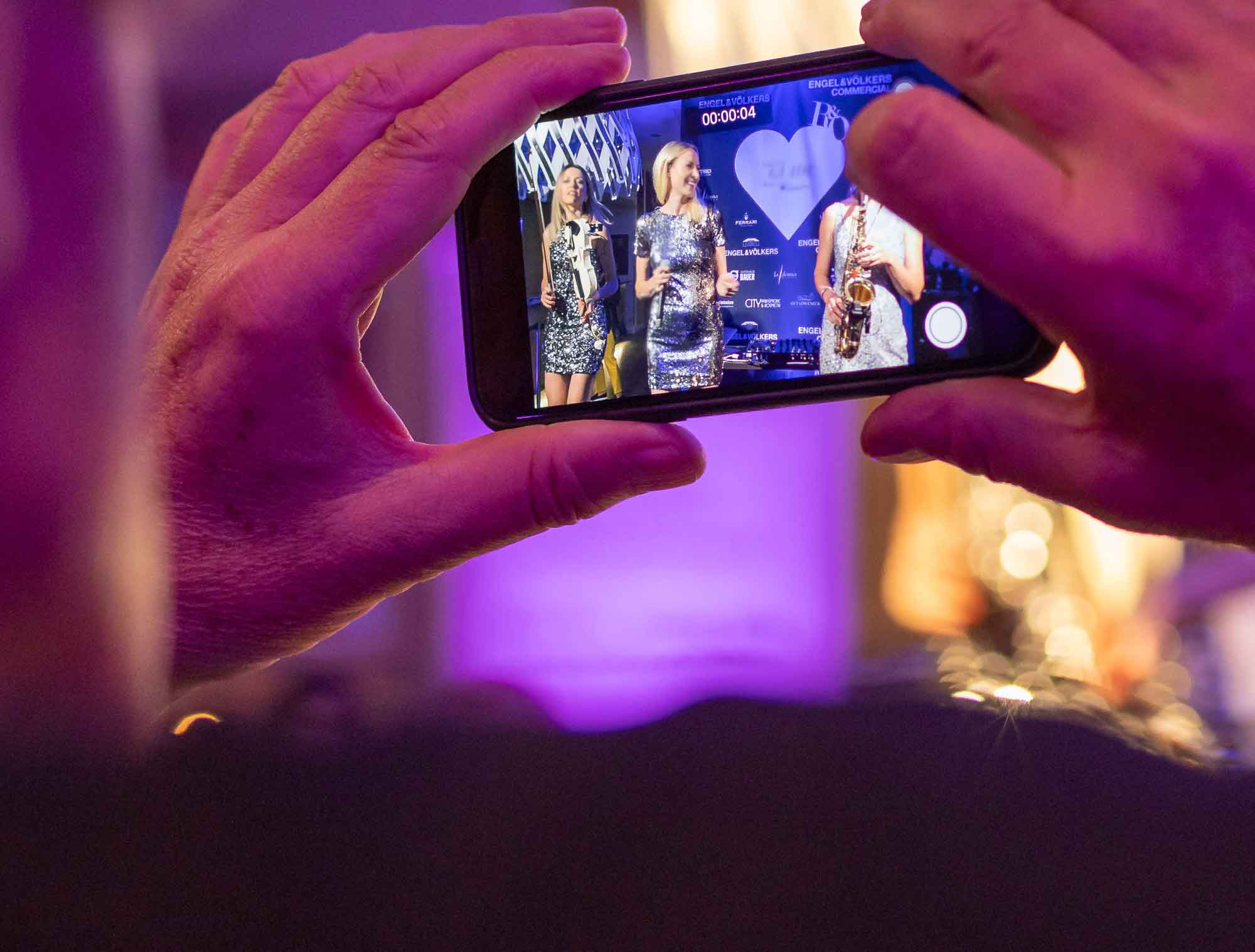 All-female band Munich with female singers, saxophonist and live musicians at corporate event