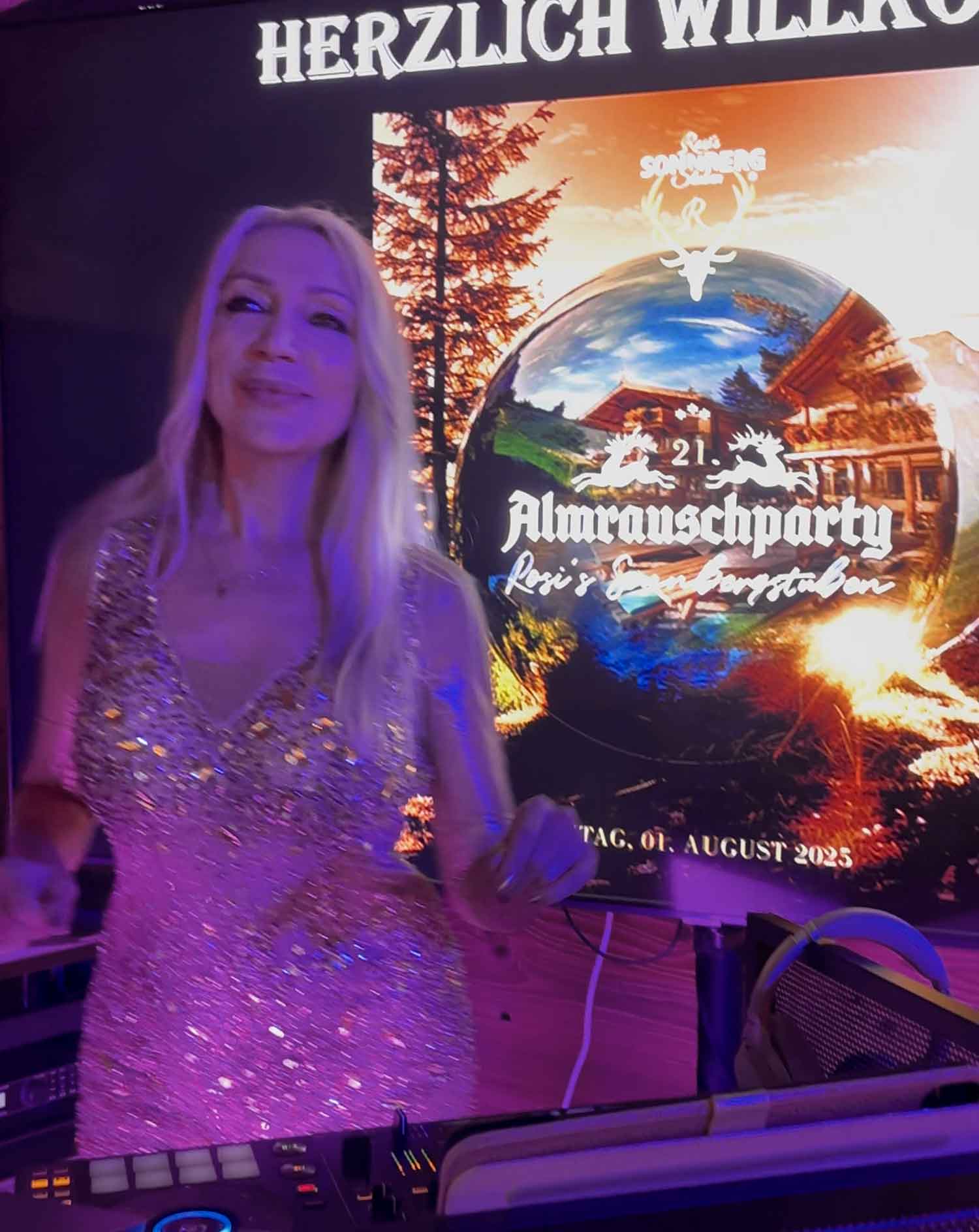 DJane and party band of the Munich All Stars at a corporate event in Kitzbühel