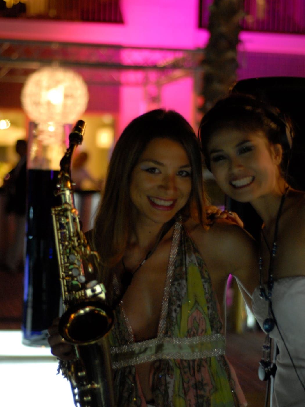 DJane und Saxophonistin live bei exklusiver Hochzeitsfeier auf der Tanzfläche