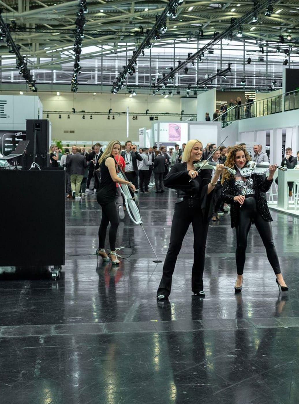 Electro Streichquartett mit Saxophonistin auf moderner Bühne