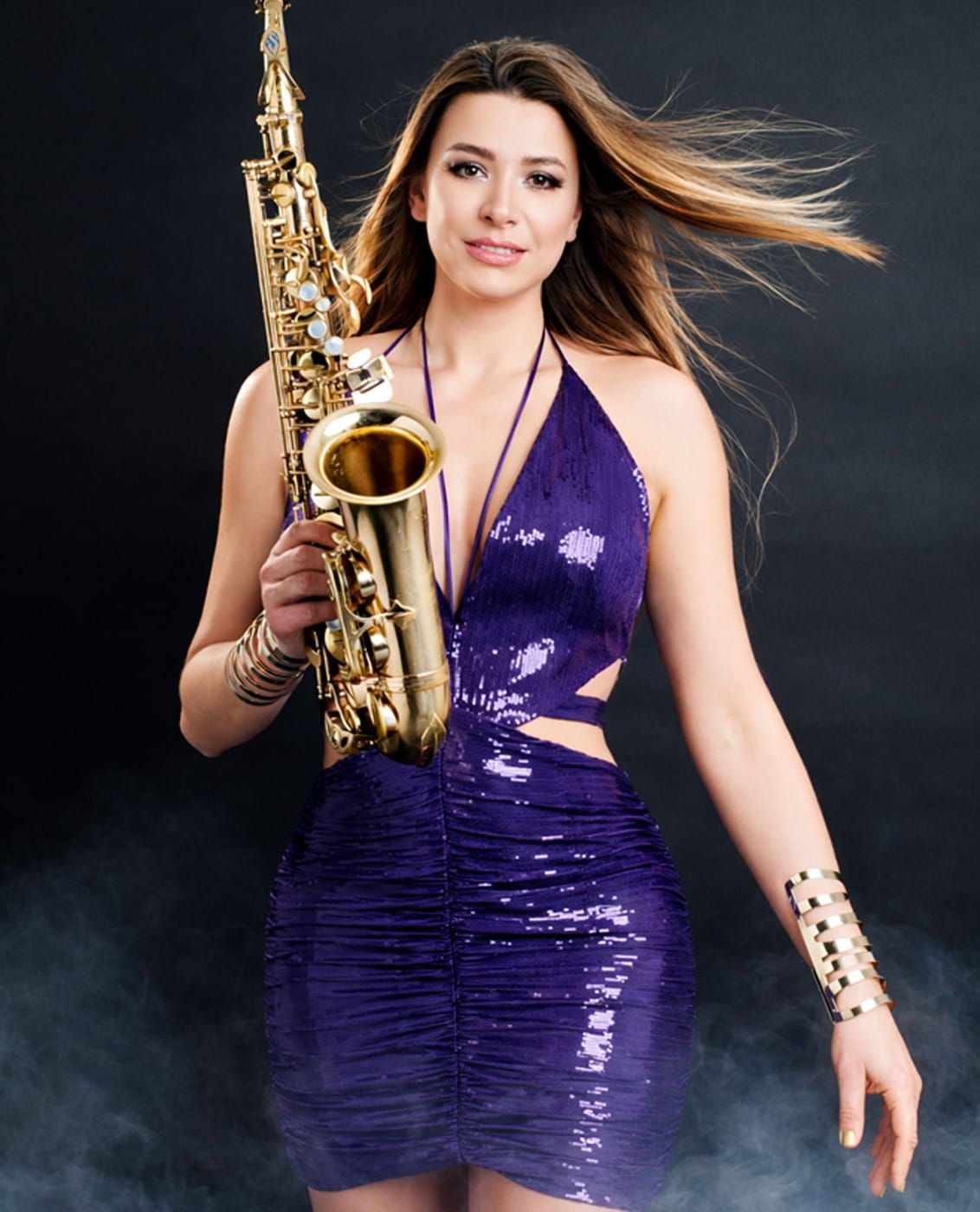 Saxophonistin bei eleganter Premium-Gala mit goldenem Saxophon