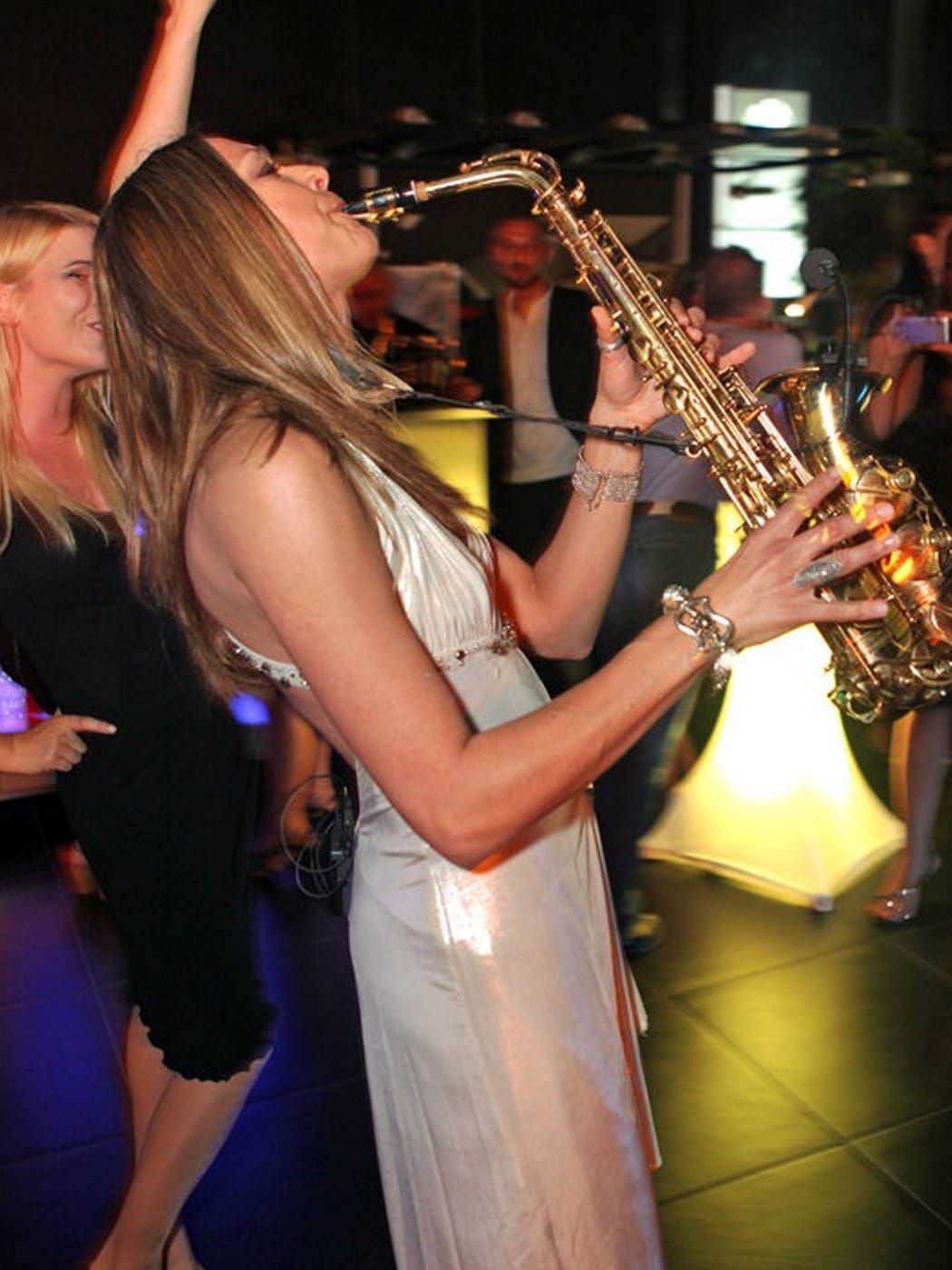 Saxophonistin für Hochzeitsmusik buchen – stilvolle Live-Performance beim Empfang
