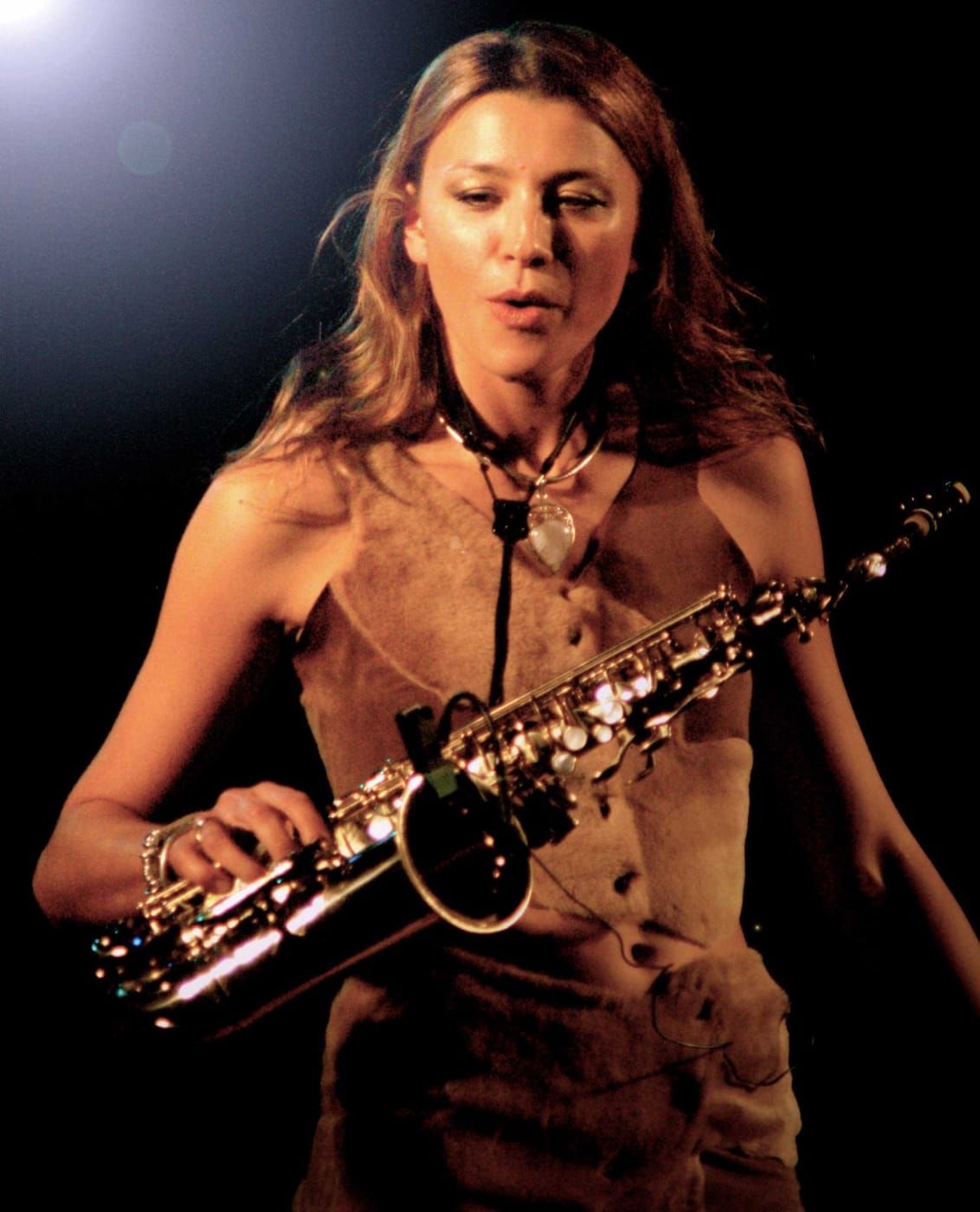 Natalie Marchenko live auf der Bühne mit Saxophon