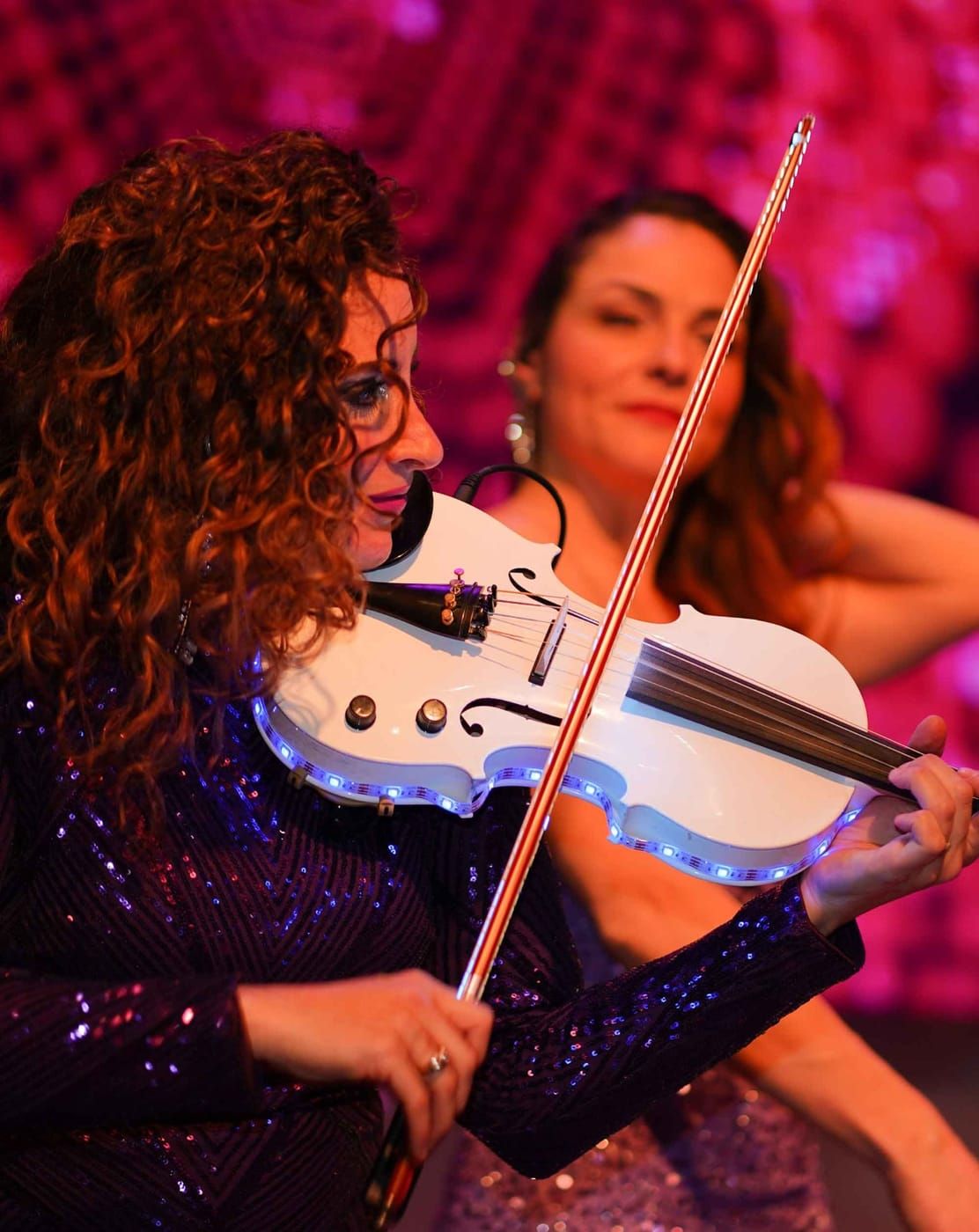 E-Violinistin auf Messestand in Hannover