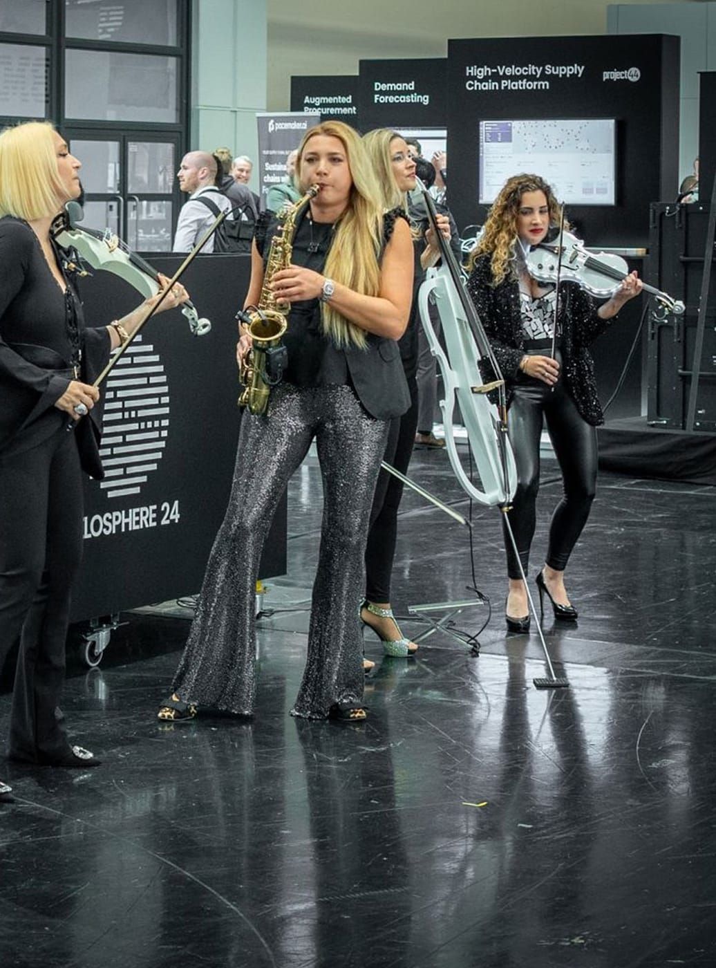 Mobile Damenband mit Saxophonistin und Streichtrio auf Messe