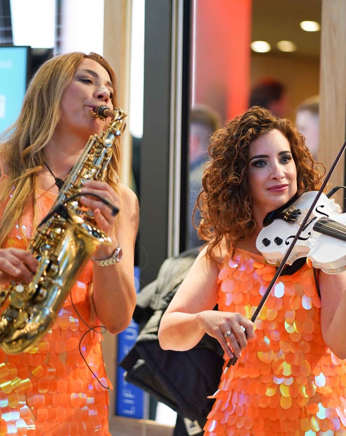 Walking act with live music at Messe München
