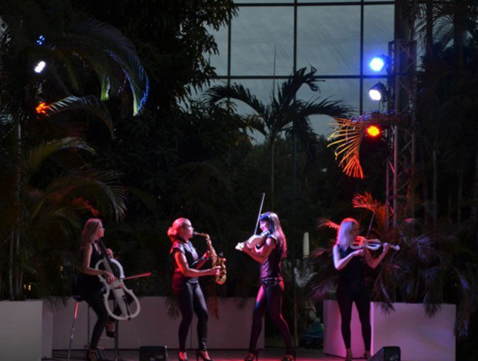 Mobiles Streichquartett mit Saxophonistin bei Live-Performance auf der Bühne