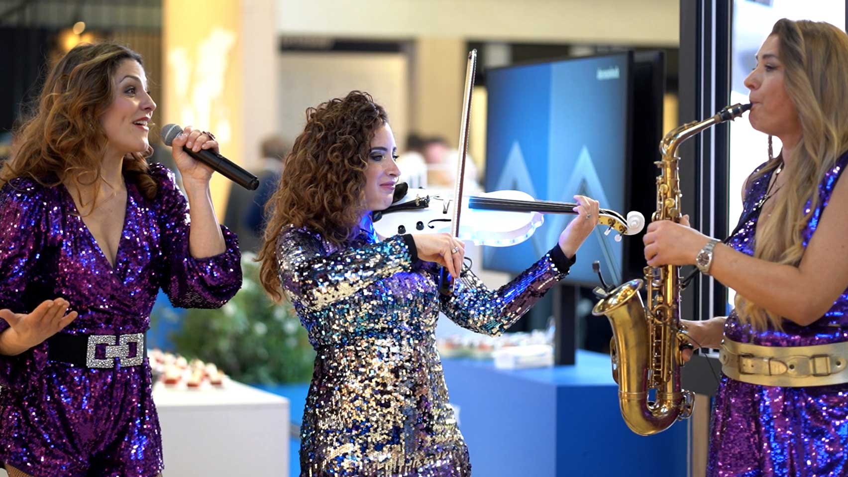 Mobile all-female band trio as walking act at trade fair – flexible live band for stand parties and business events