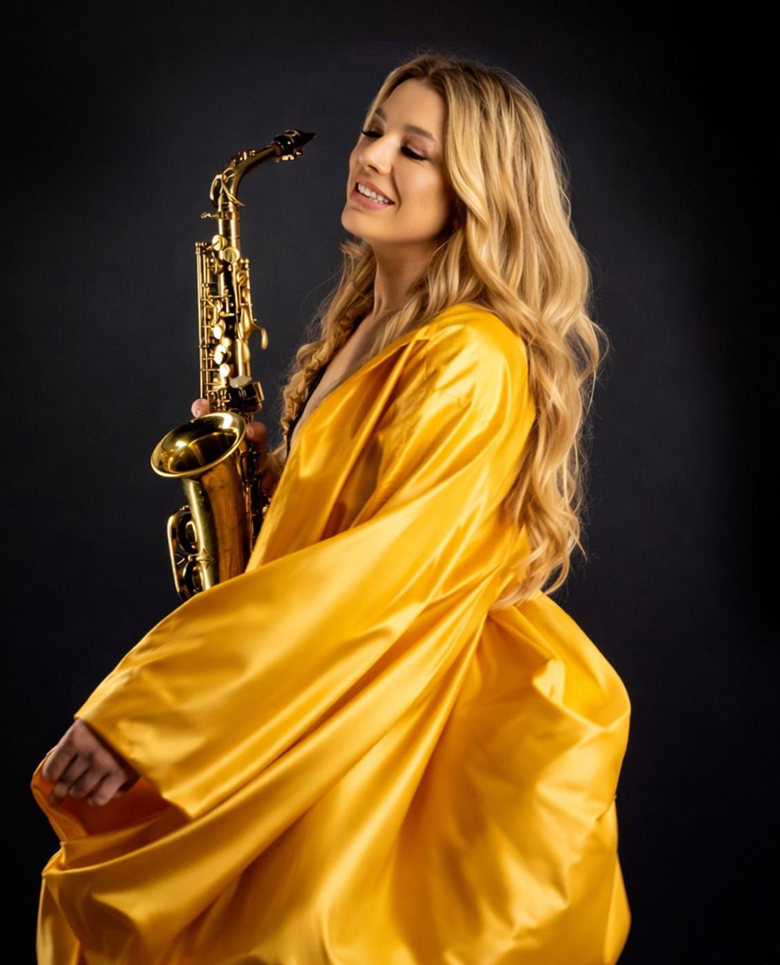 Natalie Marchenko als Live-Saxophonistin auf der Bühne