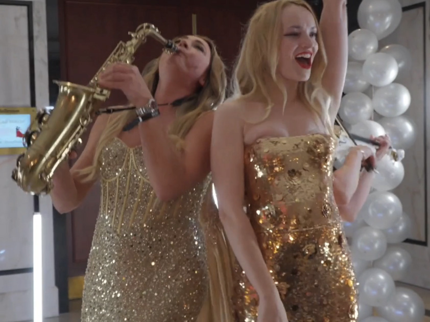 Partyband mit Saxophonistin sorgt für ausgelassene Stimmung bei Hochzeitsfeier