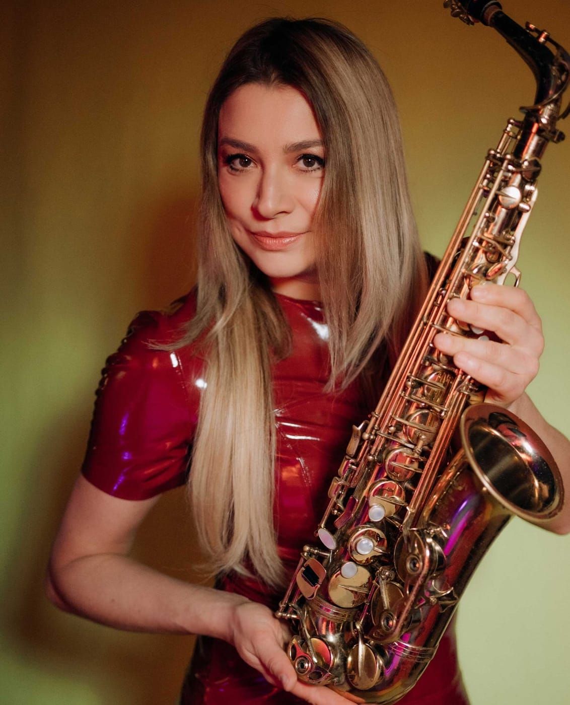 Natalie Marchenko mit Saxophon bei stimmungsvoller Abendveranstaltung