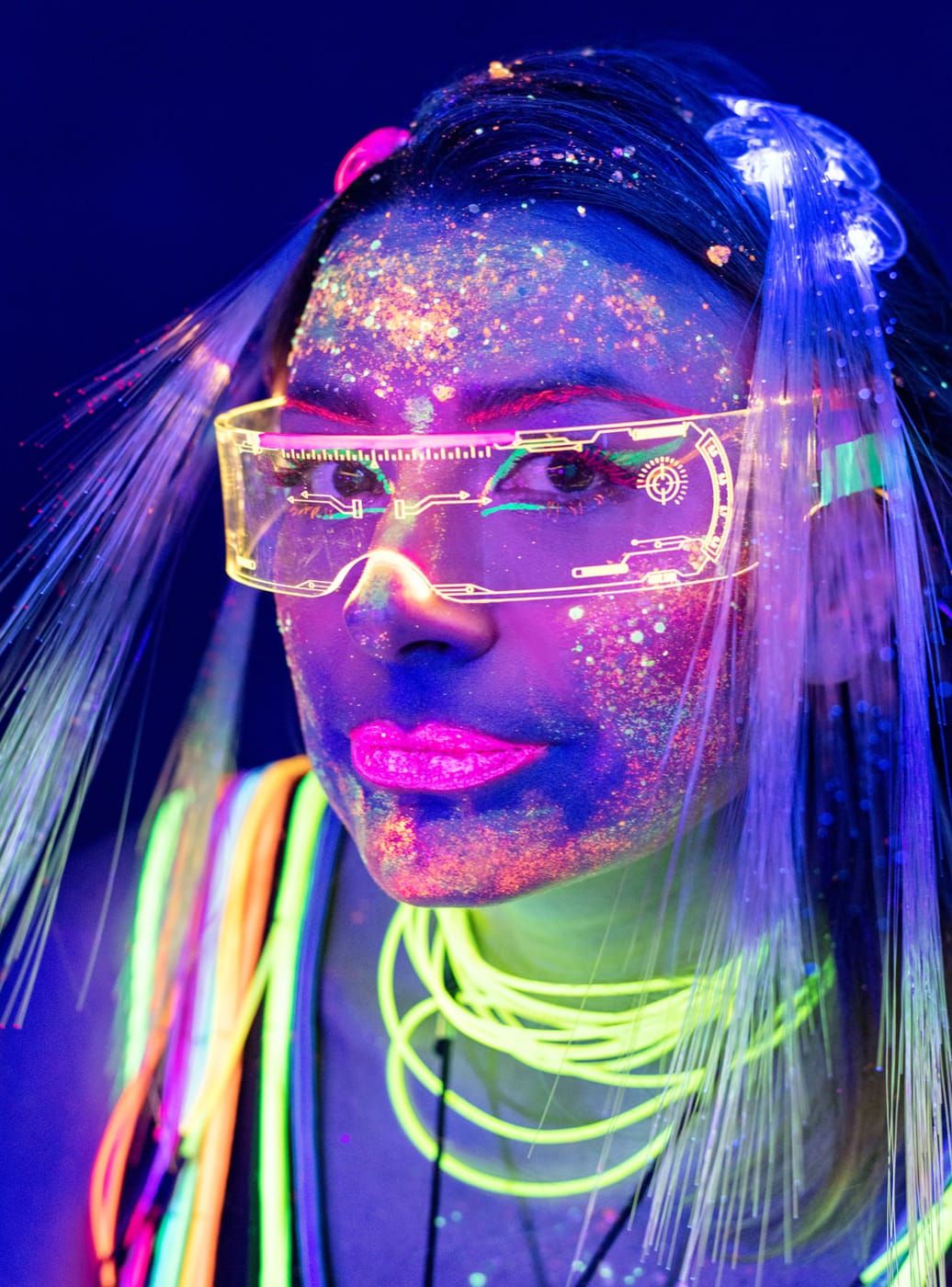 Futuristisches Neon-Porträt der Saxophonistin mit LED-Brille