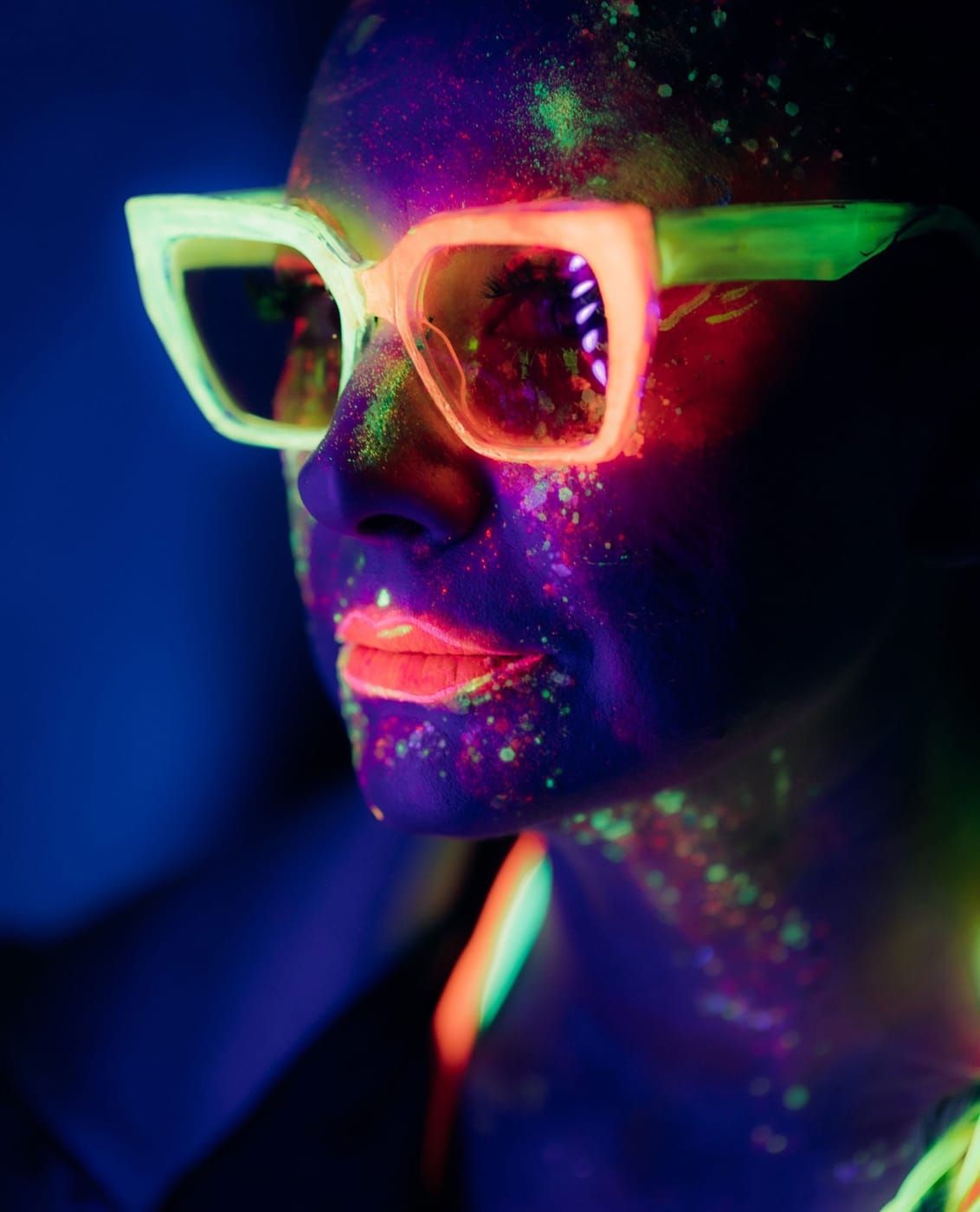Kreatives UV-Porträt von Natalie Marchenko bei Art-Event