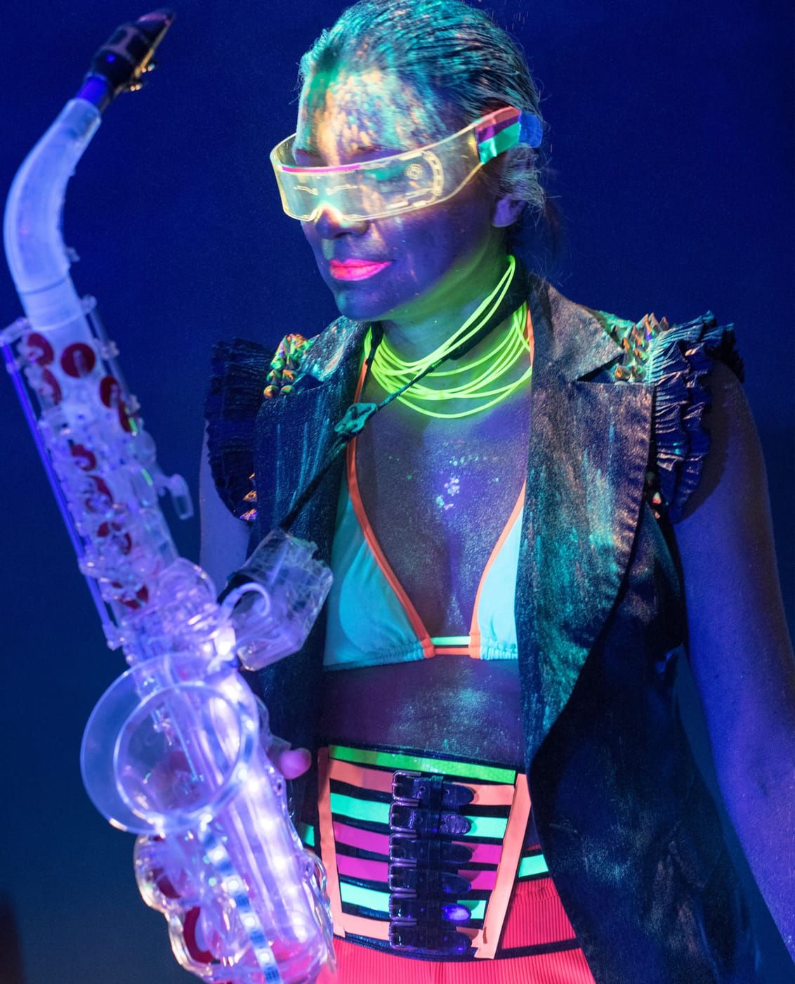 Saxophonistin mit LED-Saxophon bei spektakulärer Bühnenshow