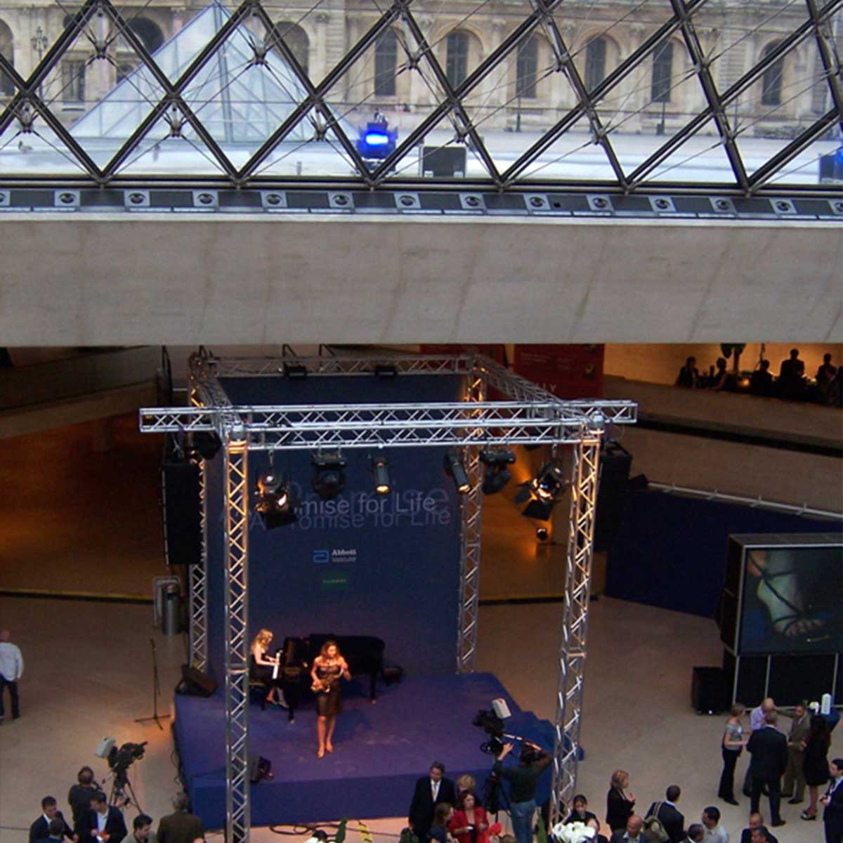 Saxophonistin Auftritt im Louvre Paris