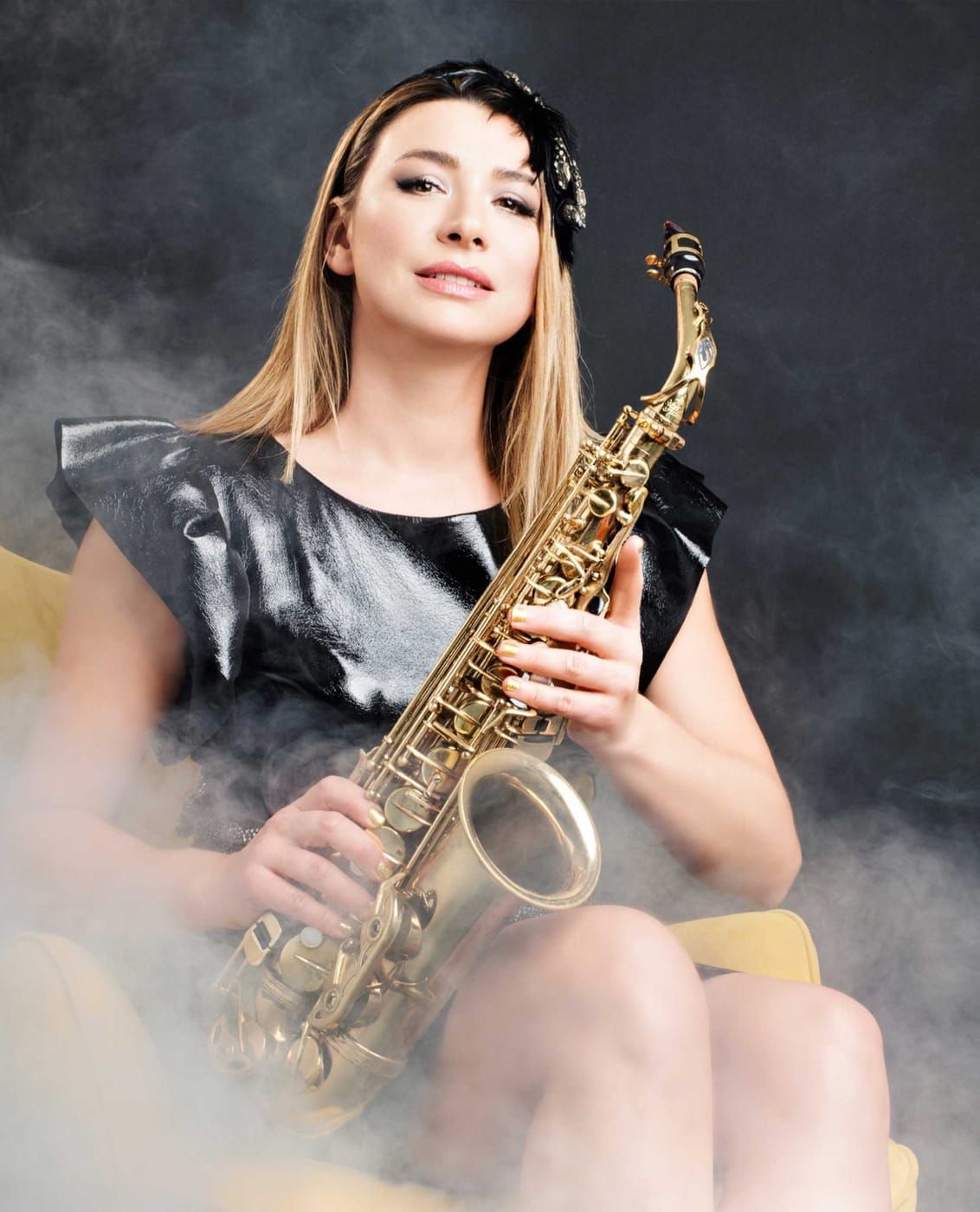 Natalie Marchenko im eleganten Porträt mit goldenem Saxophon