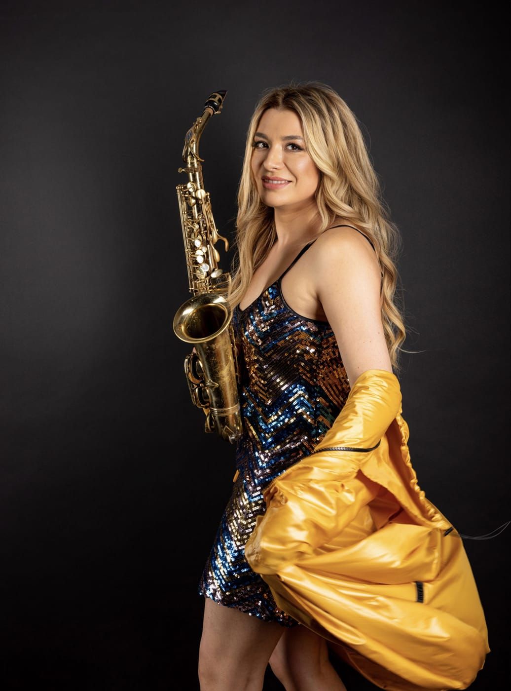 Saxophonistin in Paillettenkleid bei exklusiver Gala-Performance