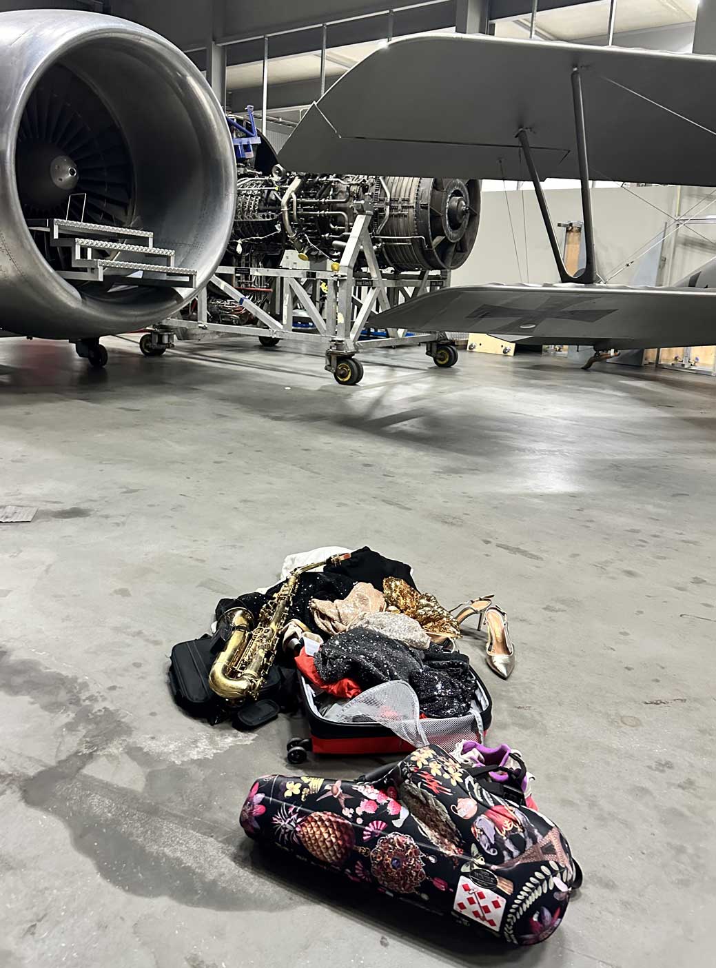 Saxophon und Bühnenoutfit backstage vor dem Auftritt im Hangar