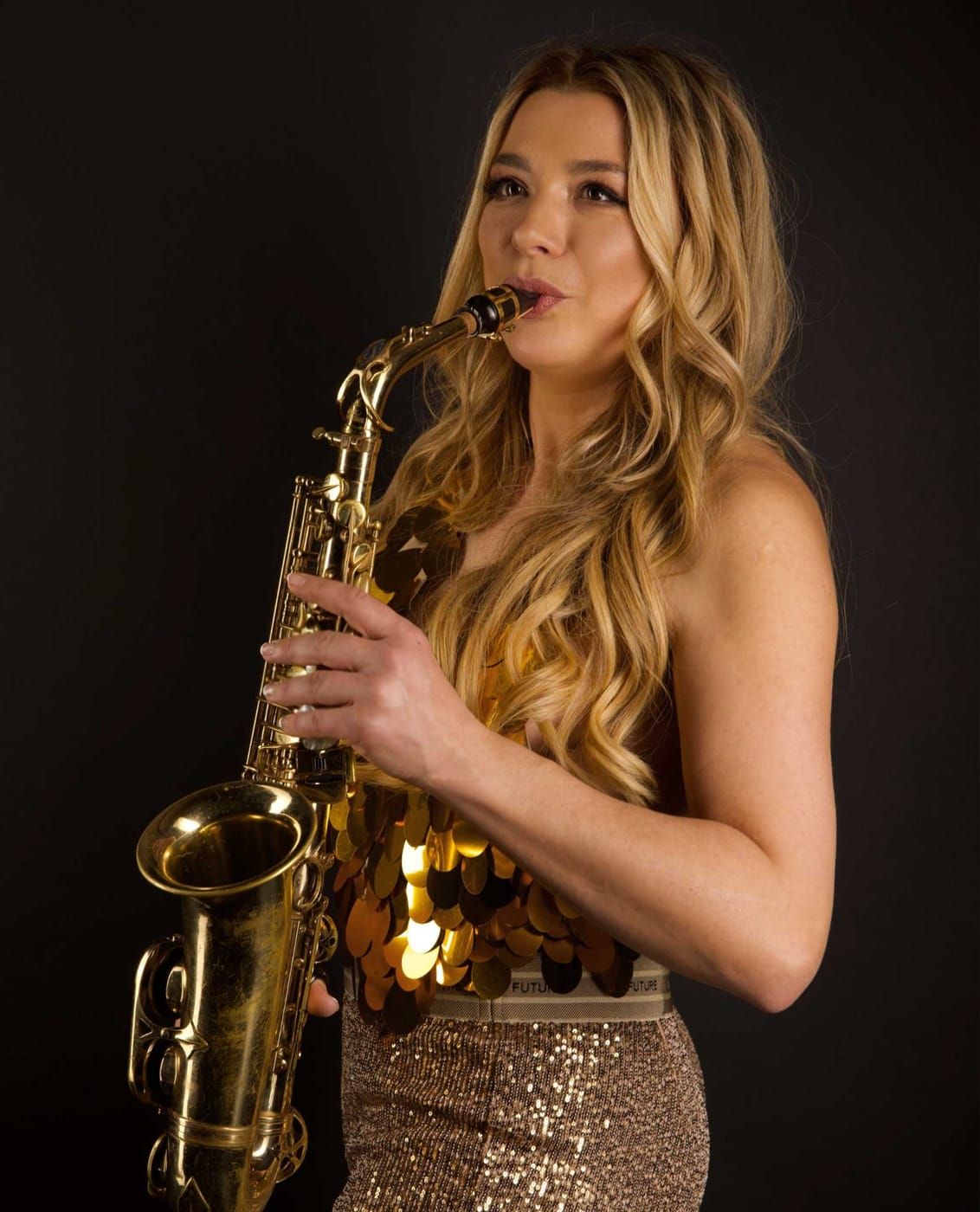 Saxophonistin spielt live bei Charity-Gala mit goldenem Saxophon