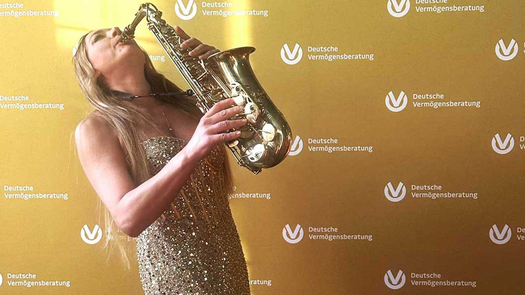 Saxophonistin bei Event der Deutschen Vermögensberatung in Kassel