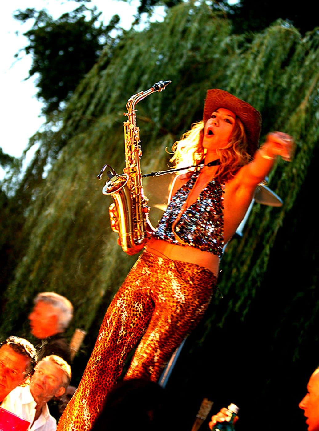 Natalie Marchenko bei Open-Air Sommerparty mit Saxophon