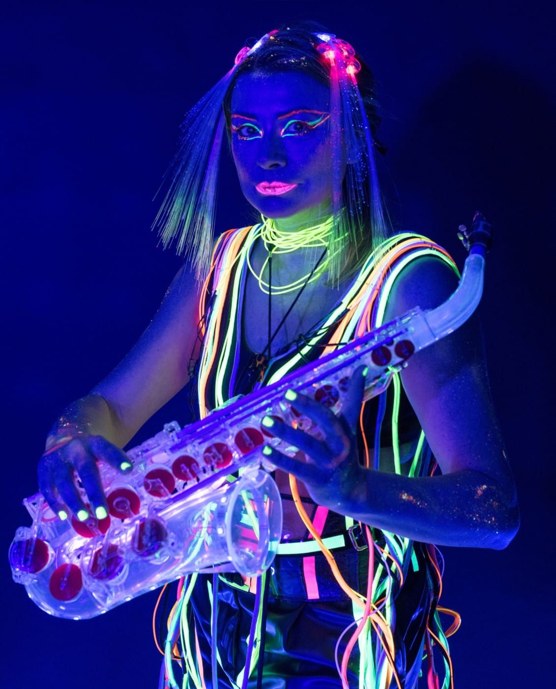 Saxophonistin mit LED-Saxophon bei Electro-Performance