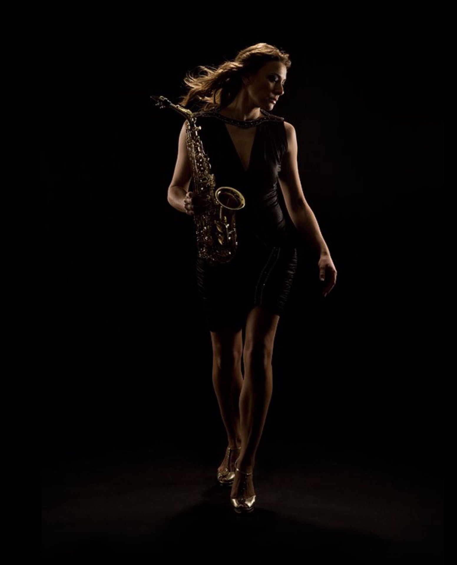 Saxophonistin im dramatischen Studiolicht für Events in der Schweiz