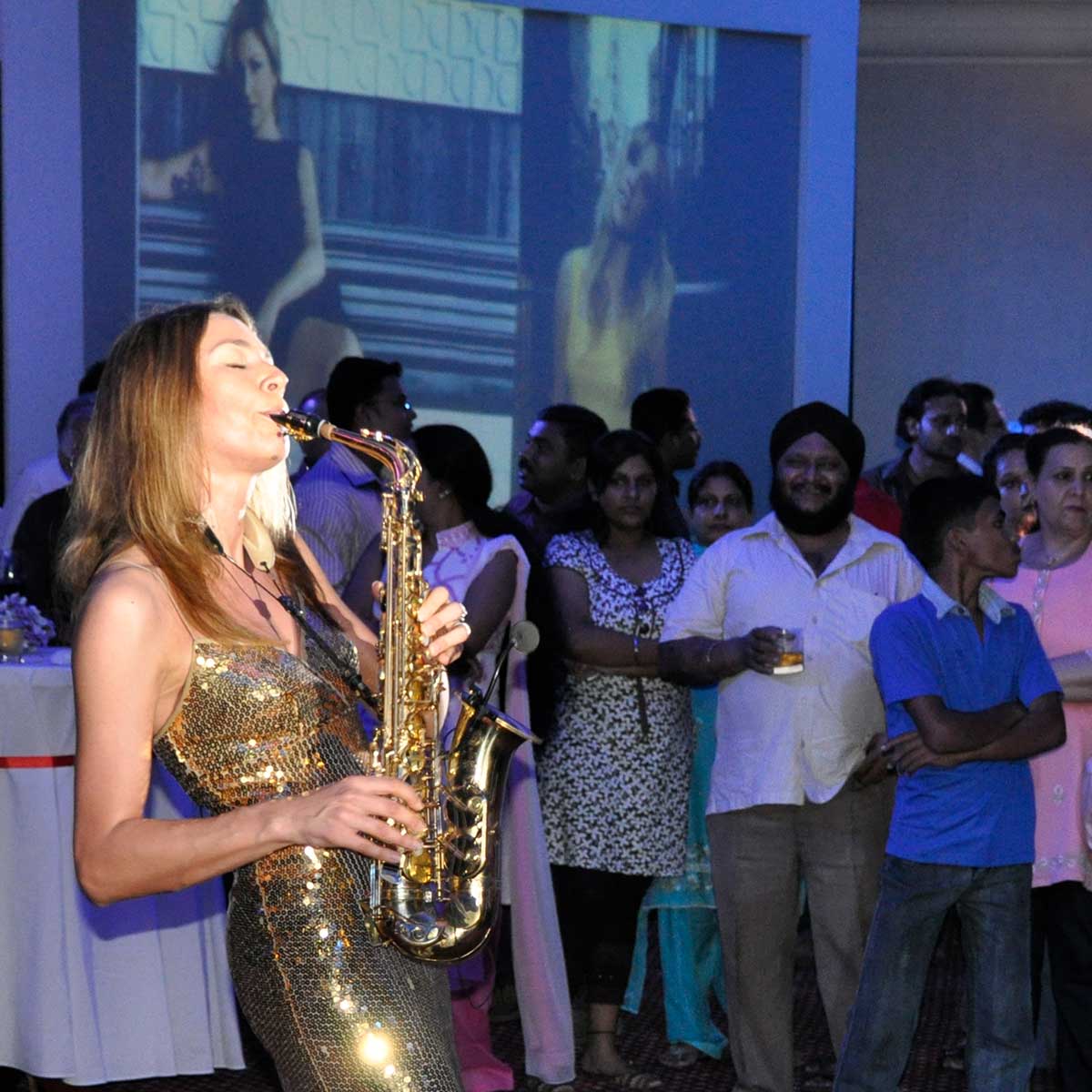 Saxophonistin Feier Indien Referenzen