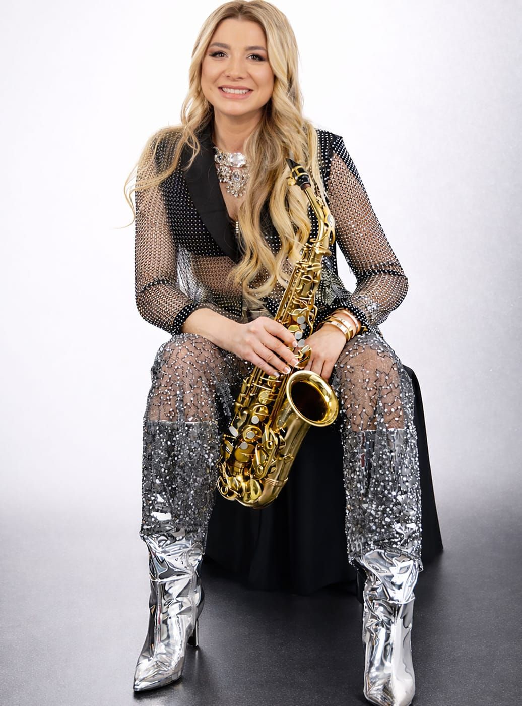 Saxophonistin im Glamour-Outfit bei exklusiver Gala-Performance