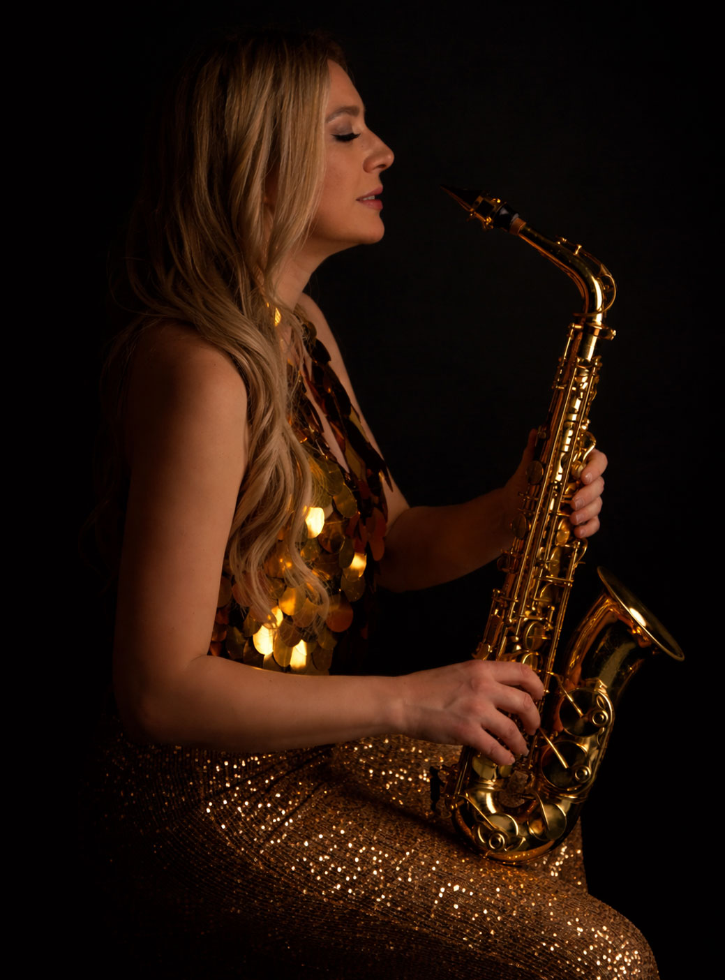 Saxophonistin im goldenen Kleid bei intimem Luxus-Event