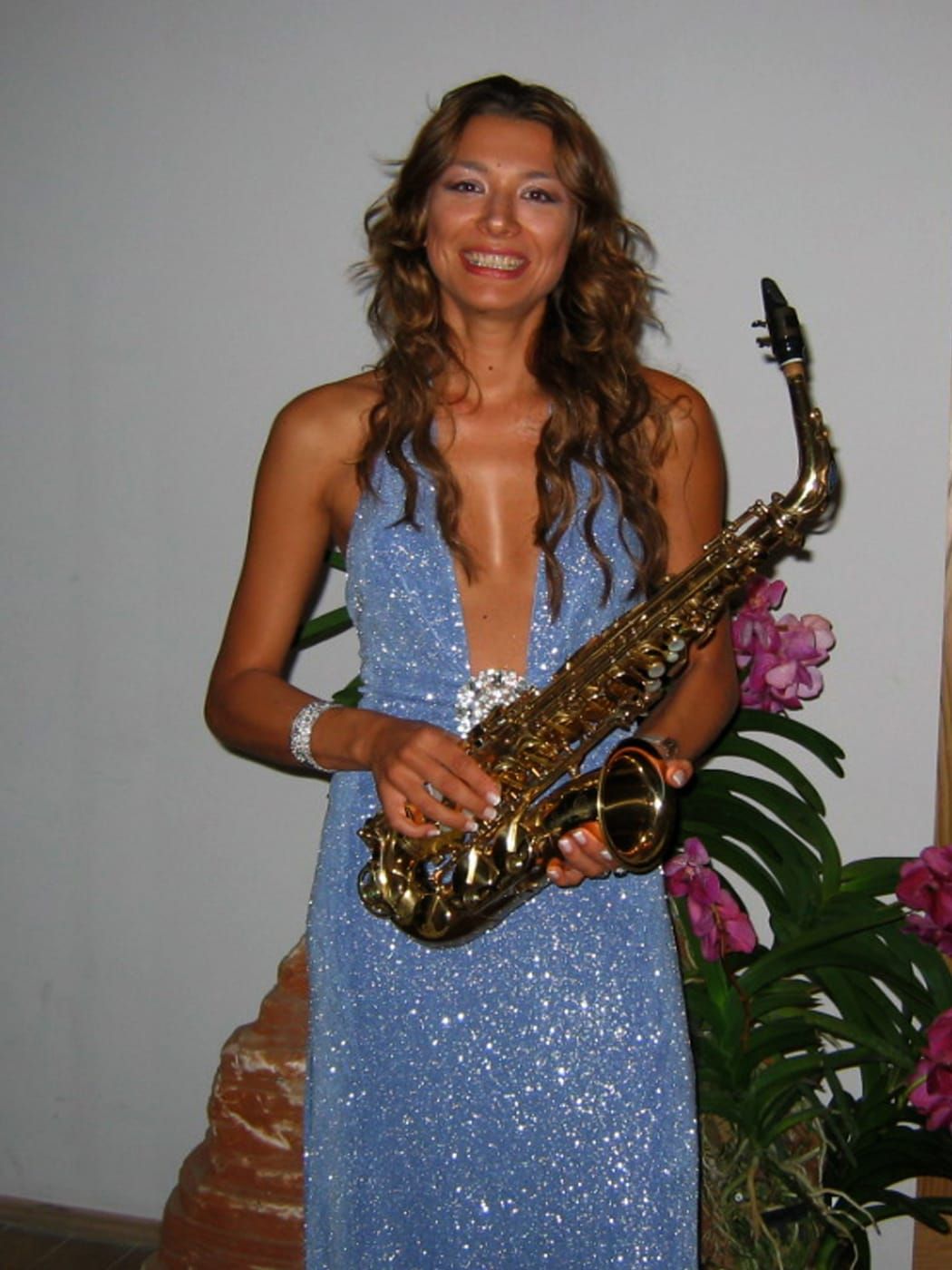 Saxophonistin live bei Hochzeit Empfang spielt stilvolle Hintergrundmusik
