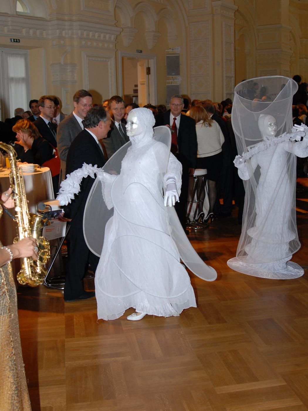 Saxophonistin bei romantischem Hochzeitstanz vor Brautpaar und Gästen