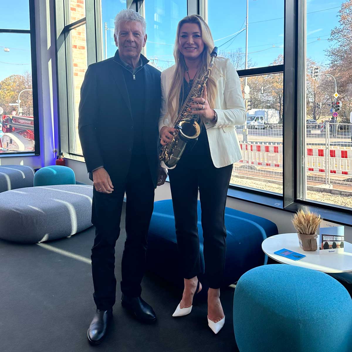 Saxophonistin mit Bürgermeister