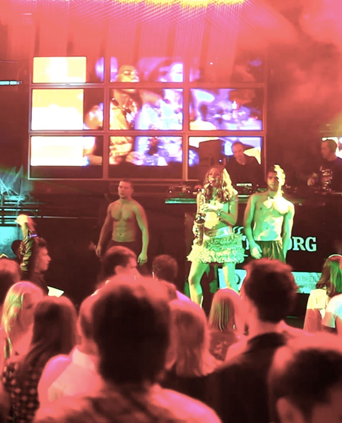 Saxophonistin mit DJ buchen Live