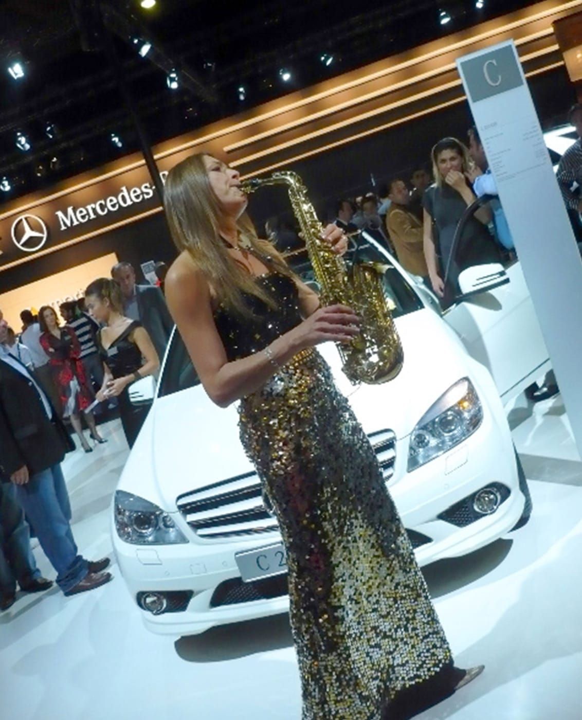 Saxophonistin mit DJ Messe Event