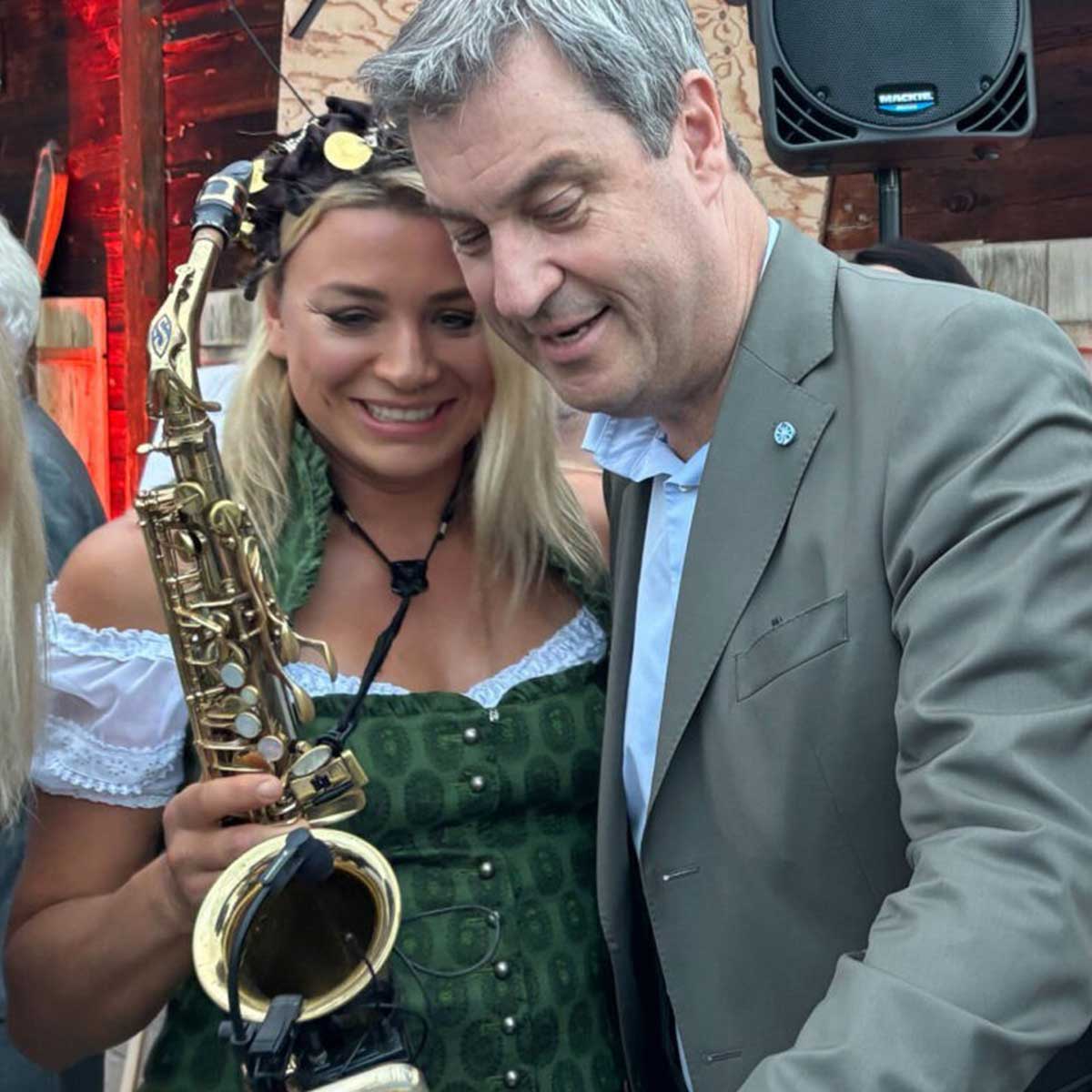 Saxophonistin mit Ministerpräsident