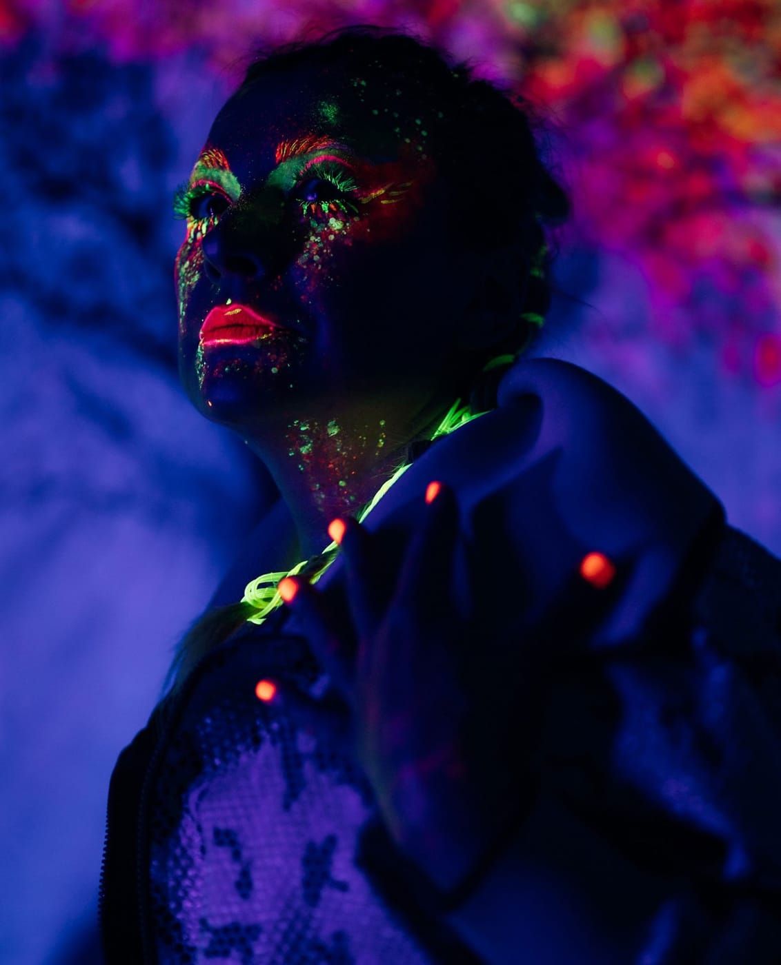 Künstlerisches Neon-Porträt der Saxophonistin im Schwarzlicht