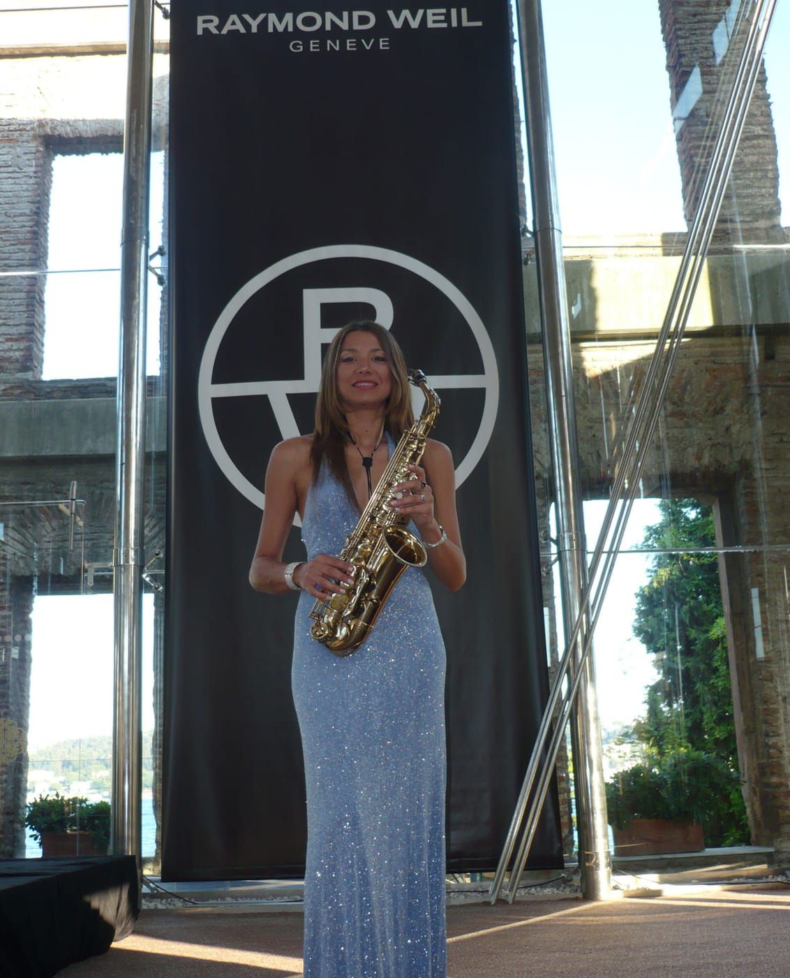 Saxophonistin live bei internationaler Luxusmarken-Präsentation