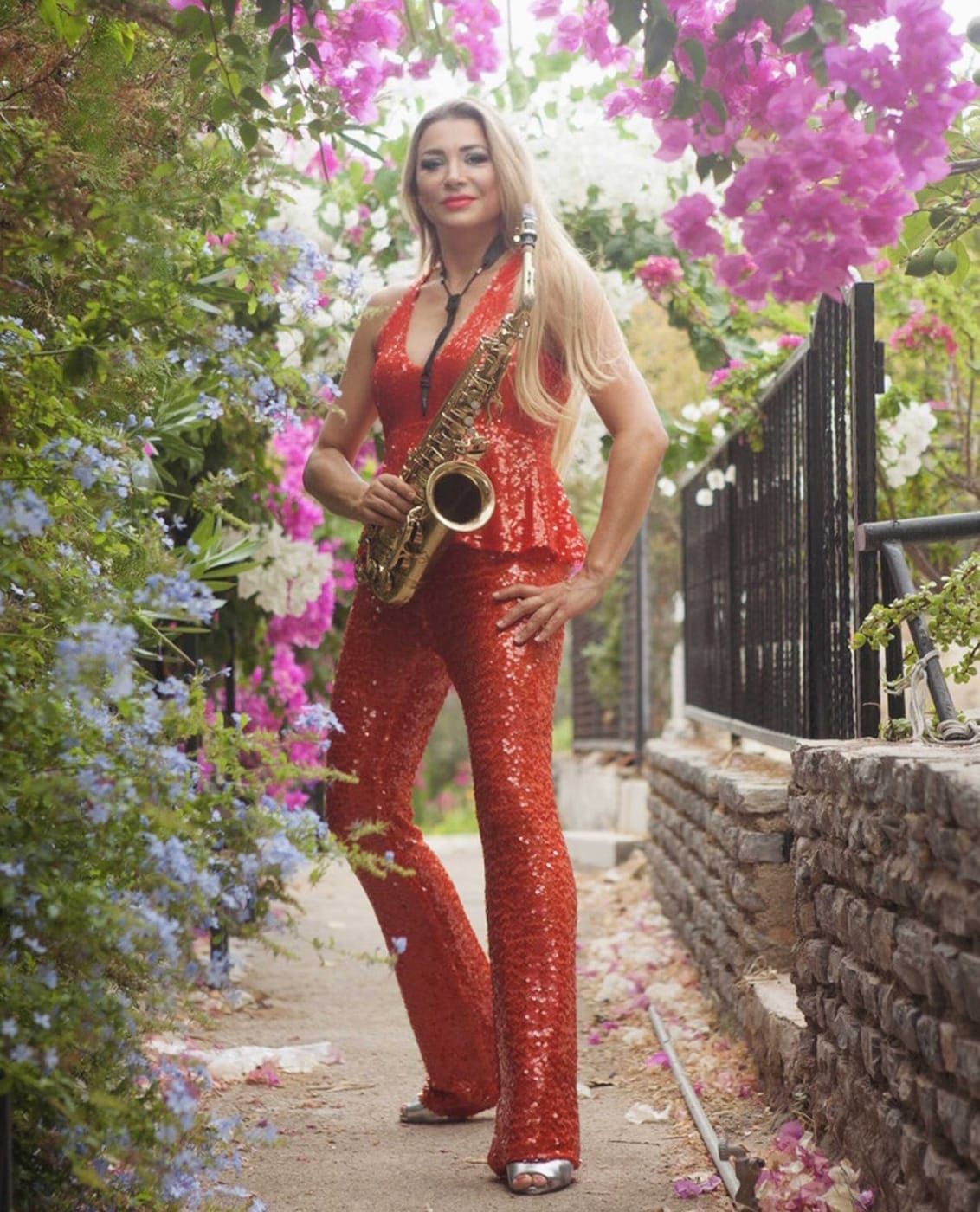 Saxophonistin bei sommerlicher Privatfeier im Freien