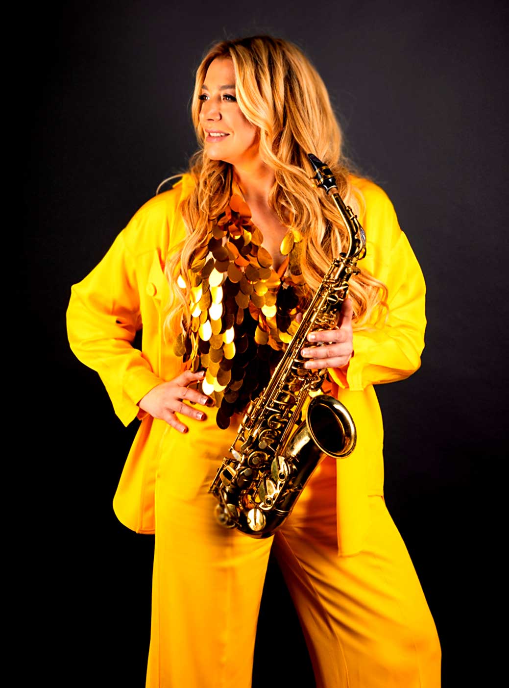 Elegante Saxophonistin mit goldenem Saxophon bei Event