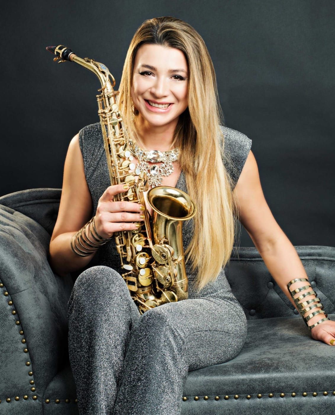 Natalie Marchenko als Showact mit Saxophon live on stage